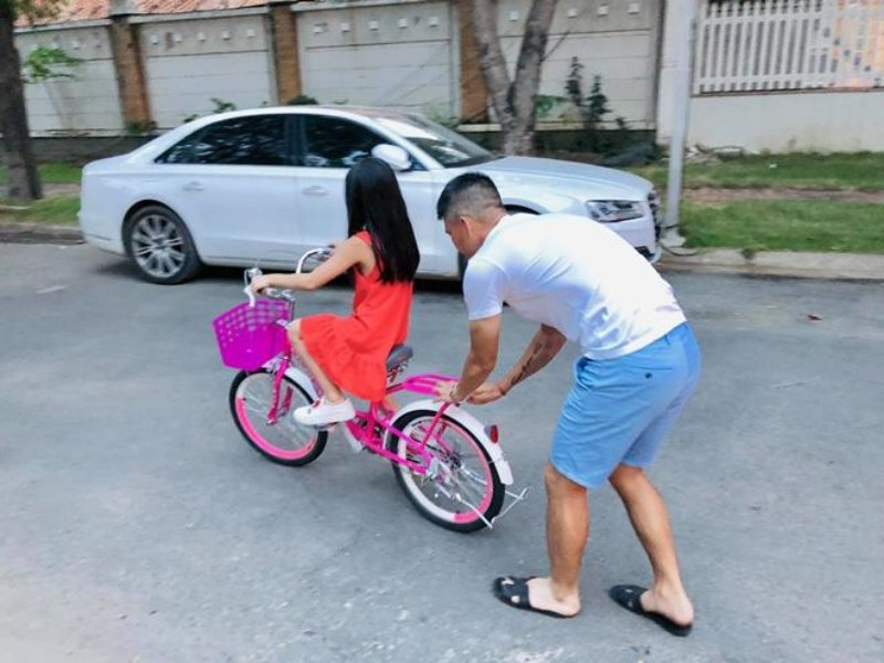Mơ thấy chồng đang dạy con gái đi xe đạp